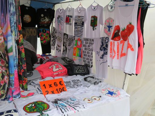 Es Canar Santa Eulalia del Rio, Spanien, Hippy Market, Punta Arabí, Stand mit T–Shirts