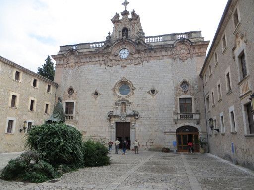 Kloster Lluc, Escorca, Mallorca, Spanien, Innenhof mit dem Eingang in die Kirche