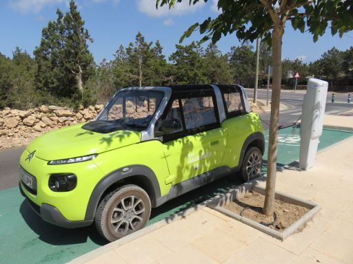 Formentera, Spanien, Citroën E–Méhari an einer Ladestelle