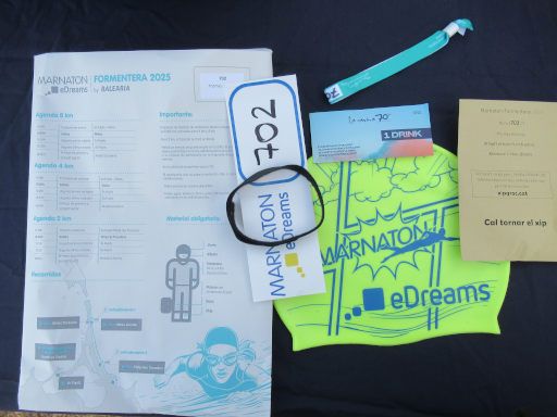 XIV Copa Marnaton eDreams, Schwimmwettbewerb 2025, Formentera, Spanien, Starterpaket mit Informationen, Starternummer für Wertsachenaufbewahrung, Badekappe, Band mit Starternummer, Chip für Zeitmessung, Klettband, Gutschein für Getränk auf der Feier