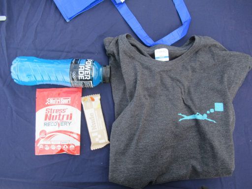 XIV Copa Marnaton eDreams, Schwimmwettbewerb 2025, Formentera, Spanien, Starterpaket mit Tragetasche, Powerade, NutriSport Getränkepulver, Nude Energieriegel und T-Shirt