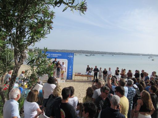 XIV Copa Marnaton eDreams, Schwimmwettbewerb 2025, Formentera, Spanien, Siegerehrungen im Hostal La Savina
