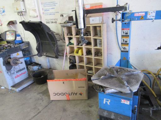 BriCar Boxes, Auto Mietwerkstatt, Fuenlabrada, Madrid, Spanien, Radauswucht&ndash; und Reifenmontiermaschine