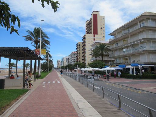 Gandía, Spanien, Strandpromenade mit Radwegen, Hotels und Apartmenthäusern