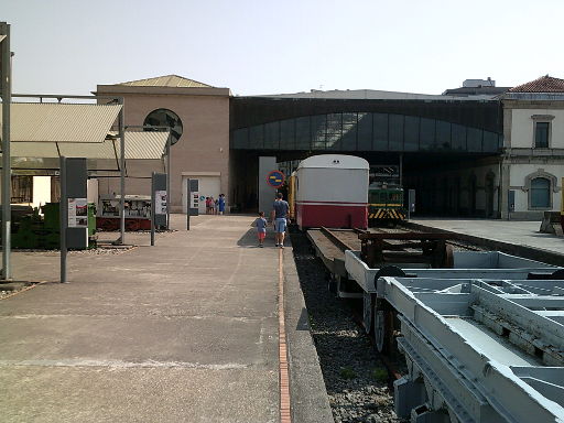 Museo del Ferrocarril de Asturias, Gijón, Spanien, diverse Waggons auf Gleisen