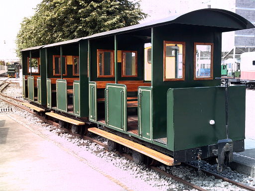 Museo del Ferrocarril de Asturias, Gijón, Spanien, historischer Personenwaggon auf Gleis