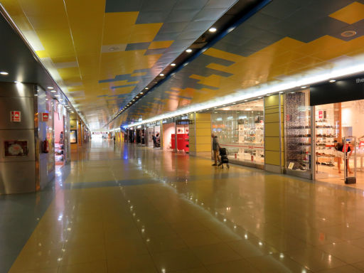 Flughafen Gran Canaria, LPA, Spanien, Ladenzeile mit diversen Geschäften