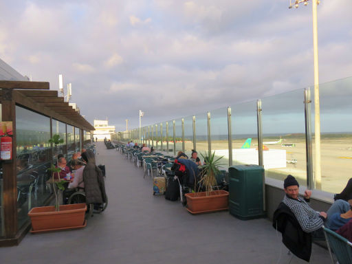 Flughafen Gran Canaria, LPA, Spanien, Raucherterrasse mit Blick auf das Vorfeld
