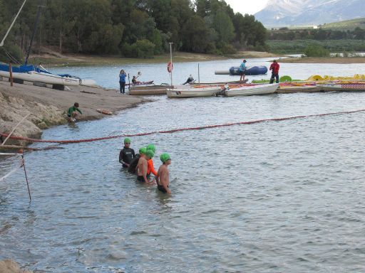 VII Travesía a nado Universidad de Granada, 2023, Stausee Cubillas, Schwimmwettbewerb, Albolote, Granada, Spanien, Start Jugendliche 500 m