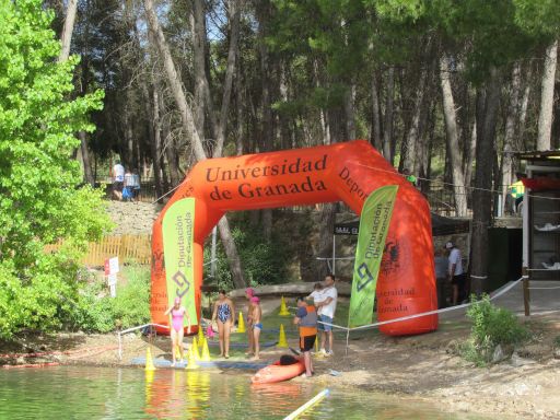 X Traves&iacute;a a nado Universidad de Granada, 2026, Stausee Cubillas, Schwimmwettbewerb, Albolote, Granada, Spanien, Start&ndash; Zielbereich am Ufer