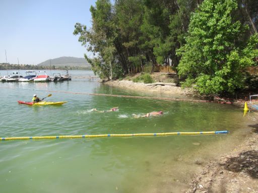 X Traves&iacute;a a nado Universidad de Granada, 2026, Stausee Cubillas, Schwimmwettbewerb, Albolote, Granada, Spanien, Ziel Jugendliche 500 m