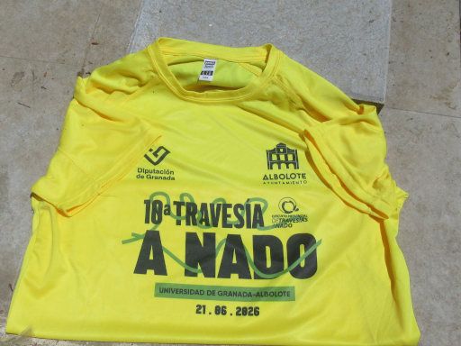 X Traves&iacute;a a nado Universidad de Granada, 2026, Stausee Cubillas, Schwimmwettbewerb, Albolote, Granada, Spanien, T-Shirt f&uuml;r alle Teilnehmer im Ziel