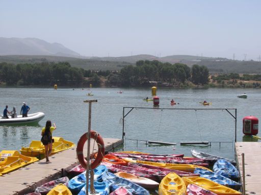 X Traves&iacute;a a nado Universidad de Granada, 2026, Stausee Cubillas, Schwimmwettbewerb, Albolote, Granada, Spanien, Rettungsschwimmer in Kayaks
