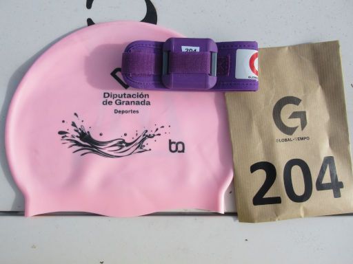 Traves&iacute;a a nado Embalse del Negrat&iacute;n 2026, Stausee Negrat&iacute;n, Schwimmwettbewerb, Granada, Spanien, Starterpaket mit Badekappe und Chip Zeitmessung