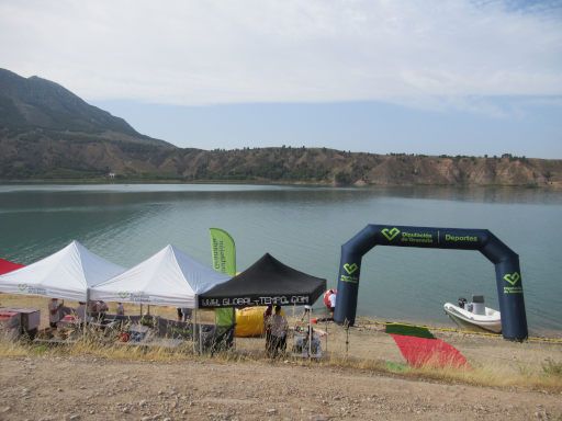 Traves&iacute;a a nado Embalse del Negrat&iacute;n 2026, Stausee Negrat&iacute;n, Schwimmwettbewerb, Granada, Spanien, Start&ndash; Zielbereich am Ufer