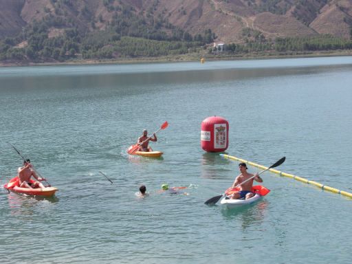 Traves&iacute;a a nado Embalse del Negrat&iacute;n 2026, Stausee Negrat&iacute;n, Schwimmwettbewerb, Rettungsschwimmer im Kayak