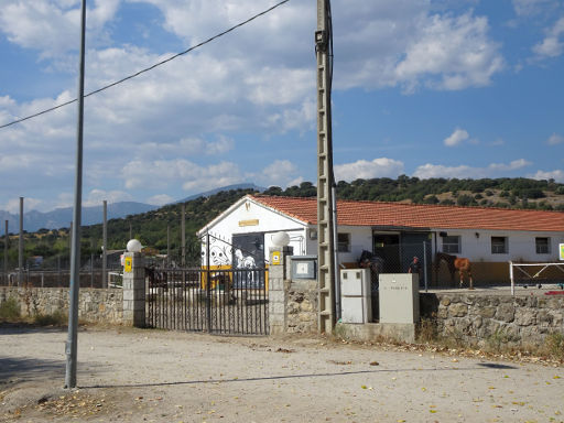 Hípica Guadalix, Pferd Ausritt, Guadalix de la Sierra, Spanien, Einfahrt zum Reiterhof