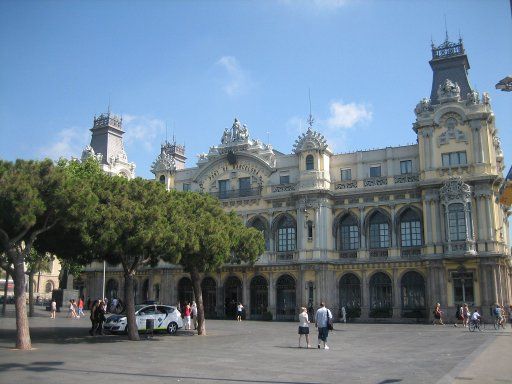 Hafenrundfahrt Las Golondrinas®, Barcelona, Spanien, Platz am Hafen vor dem historichen Hafengebäude Port de Barcelona