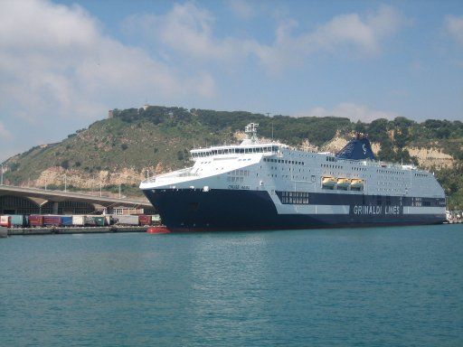 Hafenrundfahrt Las Golondrinas®, Barcelona, Grimaldi Lines im Hafen