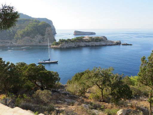 Cova de Can Marçà, Ibiza, Spanien, Ausblick auf die Bucht