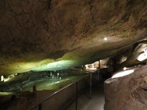 Cova de Can Marçà, Ibiza, Spanien, Fußweg in derTropfsteinhöhle