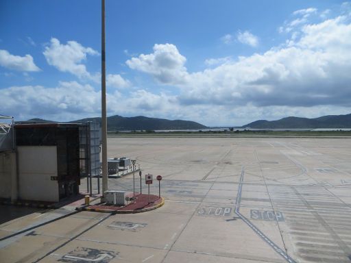 Flughafen Ibiza, IBZ, Spanien, Blick auf das Vorfeld im Hintergrund Ses Salinas