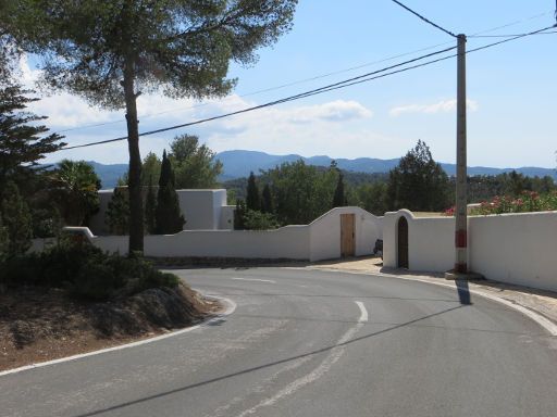 Ibiza, Spanien, Mietwagen Strecke PM–812 Sant Antoni – Santa Agnes de Corona, einsames Haus an der Strecke