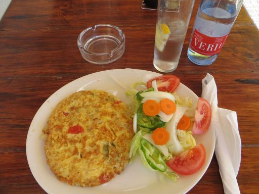 Ibiza, Spanien, Mietwagen Strecke PM–812 Sant Antoni – Santa Agnes de Corona, Cafeteria C’an Cosmi, Tortilla nach Art des Hauses und gemischter Salat