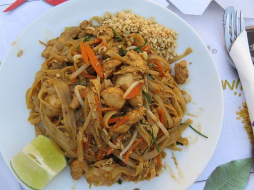 Ibiza, Spanien, padthaiwok® Thai Noodles Bar, Padthai Original mit Hühnchen, Zitrone, Gemüse und Nüssen