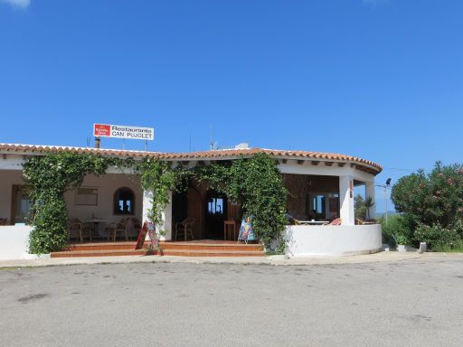 Carretera Cala Tarida, Ibiza Spanien, Restaurant Can Pujolet, Außenansicht mit Parkplätzen vor dem Restaurant