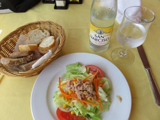 Carretera Cala Tarida, Ibiza Spanien, Restaurant Can Pujolet, Vorspeise gemischter Salat mit Thunfisch im Jahr 2016