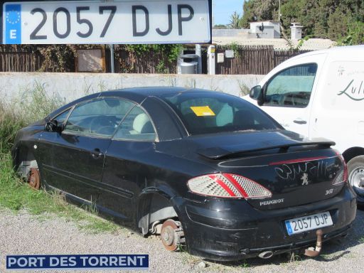 Vehículos abandonados, verlassene Fahrzeuge, Ibiza, Spanien, Peugeot 307 CC, Kennzeichen 2057 DJP Erstzulassung Januar 2005, öffentlicher Parkplatz, 07829 Port des Torrent im Oktober 2025