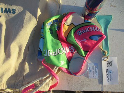 ibiziOWS 2025, Ibiza, Spanien, Starterpaket mit Textilschwimmkappe, Tasche, Red Bull® 250 ml Dose, Essen Gutschein und Kratzer bei Quallenkontakt