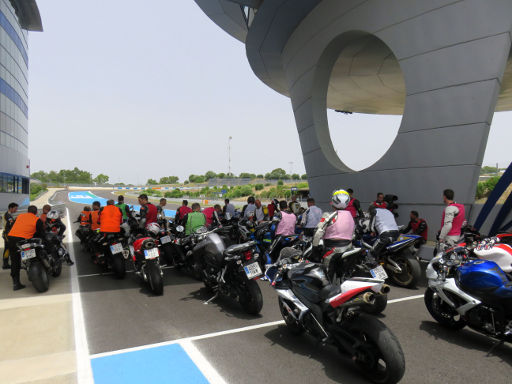 Escuela de conducción MAC, Motorrad Kurs Rennstrecke, Jerez de La Frontera, Spanien, Start der Gruppen in der Boxengasse