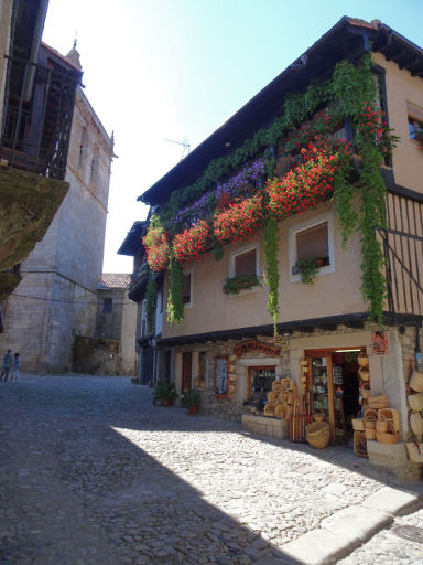 La Alberca, Spanien, Casa Rural La Esquina de Ánimas im Hintergrund die Kirche