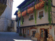 La Alberca, Spanien, Casa Rural La Esquina de Ánimas im Hintergrund die Kirche