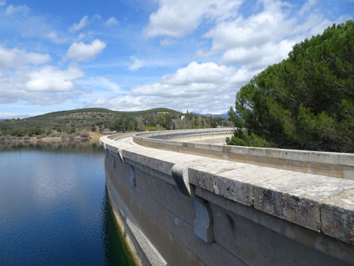 La Hiruela, Spanien, Staudamm Puentes Vieja M-135 einspurig