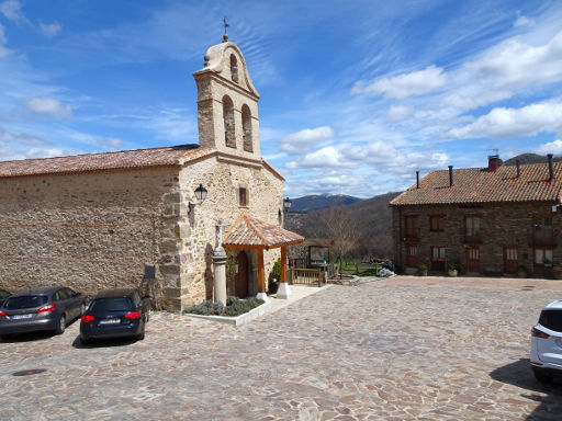 La Hiruela, Spanien, Dorfplatz und Kirche