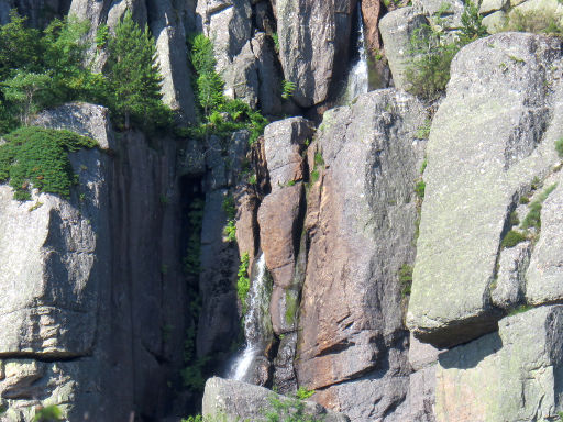 La Laguna negra, Soria, Spanien, Granitsteine und Wasserfall