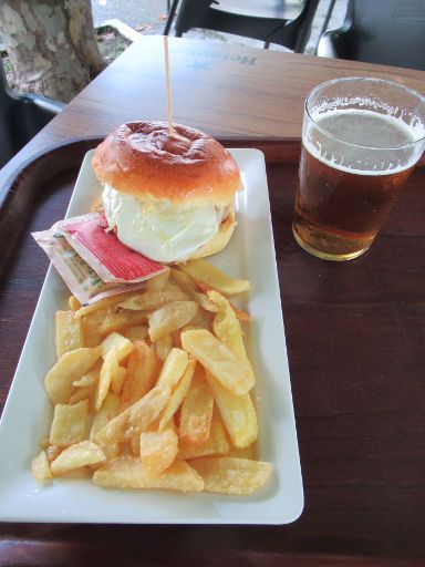 Restaurante Etxe Zuri, Landa, Arrazua-Ubarrundia, Spanien, Hamburger mit Bacon, Spiegelei und Pommes