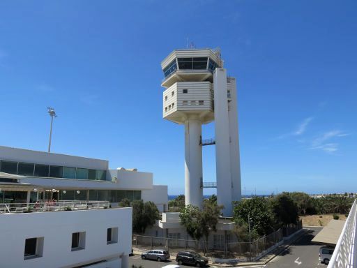 Flughafen Lanzarote, ACE, Spanien, Kontrollturm Ansicht von dem Parkplatz auf der Abflugebene