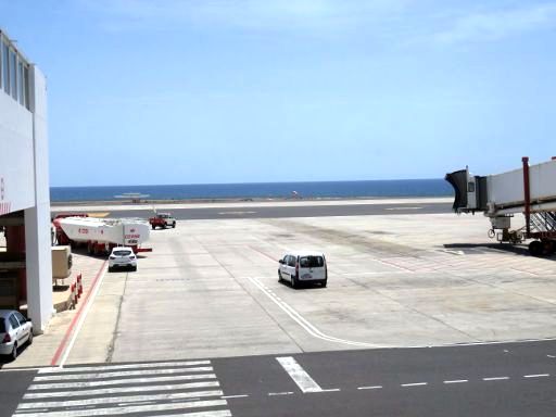 Flughafen Lanzarote, ACE, Spanien, Flugfeld mit Blick auf das Meer