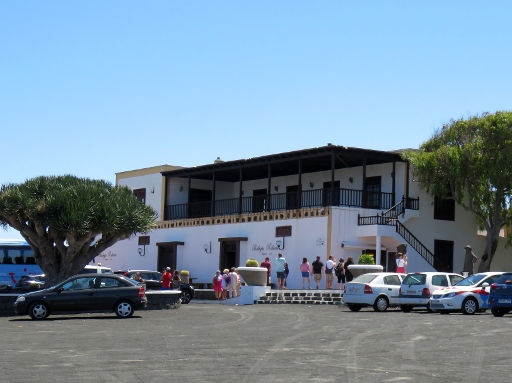 Bodegas Rubicón, Weingut, La Geria, Lanzarote, Spanien, Bodegas Rubicón Parkplatz und Gebäude