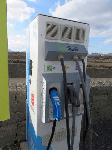 Ladestationen Elektrofahrzeuge, Lanzarote, Spanien, Ladestation mit CHAdeMO 400 V 125 A 50 kW, Mennekes Type 2 und CCS Combo Steckern