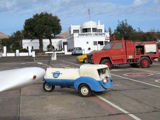 Luftfahrtmuseum Flughafen Lanzarote, Spanien, Vorfeld mit Stromversorgung und Löschfahrzeug