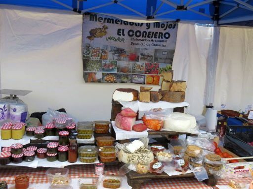 Wochenmarkt, Puerto del Carmen, Lanzarote, Spanien, Oliven und Käse von den Kanarischen Inseln