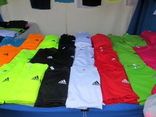 Wochenmarkt, Puerto del Carmen, Lanzarote, Spanien, angebliche Sporthemden von adidas®