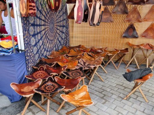 Wochenmarkt, Puerto del Carmen, Lanzarote, Spanien, Hocker mit Ledersitzfläche