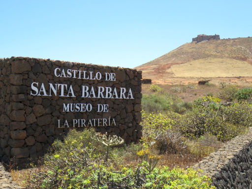 Burg Santa Bárbara, Piraterie Museum, Teguise, Lanzarote, Spanien, Einfahrt an der Avenida Gran Aldea / LZ–10 zur Carretera Castillo de Santa Bárbara in 35530 Teguise