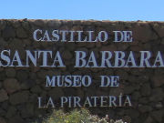Burg Santa Bárbara, Piraterie Museum, Teguise, Lanzarote, Spanien, Einfahrt an der Avenida Gran Aldea / LZ–10 zur Carretera Castillo de Santa Bárbara in 35530 Teguise